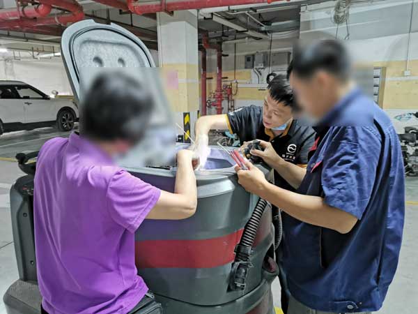 洗地機(jī)不要用洗衣粉或者洗潔精來當(dāng)清潔劑使用 洗地機(jī)不要用洗衣粉或者洗潔精來當(dāng)清潔劑使用