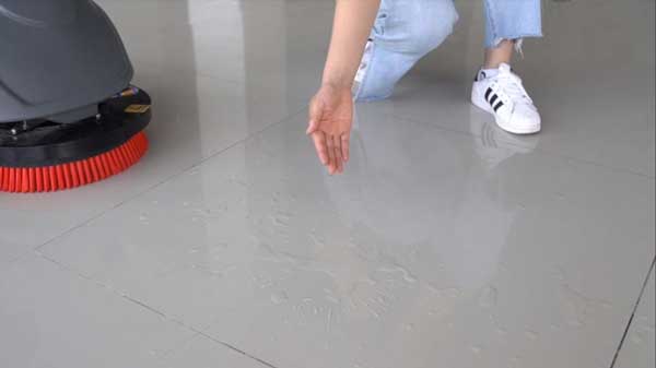 全自動洗地機(jī)為什么吸水不干凈?要怎么解決? 全自動洗地機(jī)為什么吸水不干凈?要怎么解決?