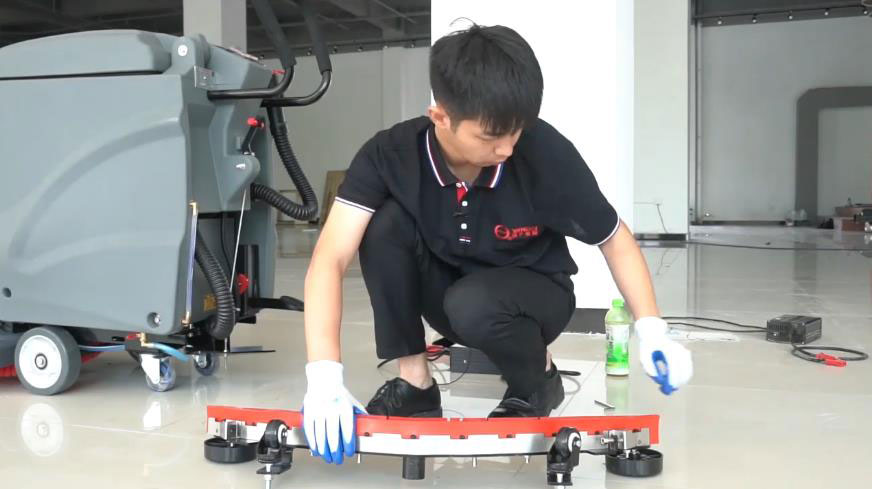 如何提高洗地機(jī)吸水扒性能 如何提高洗地機(jī)吸水扒性能