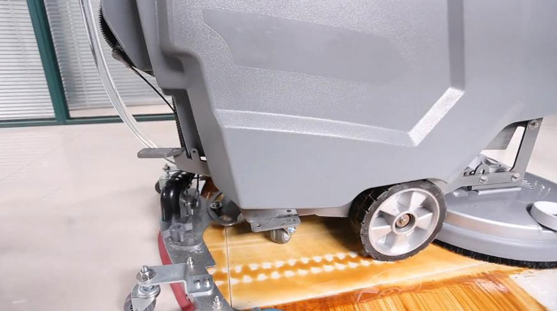 手推式和駕駛式洗地機，哪個適合你