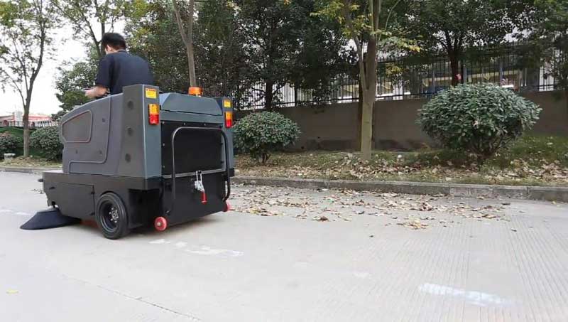 如何用掃地機(jī)清潔大型倉(cāng)庫(kù)地板