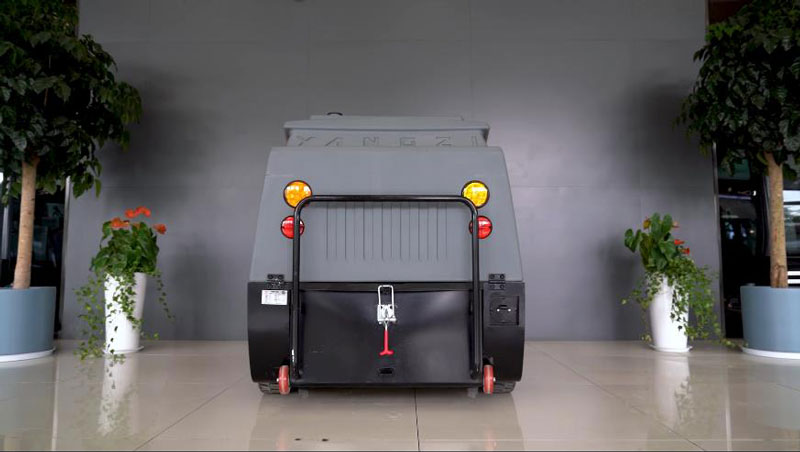 燃油清掃車(chē)與電動(dòng)清掃車(chē)-做出正確的選擇