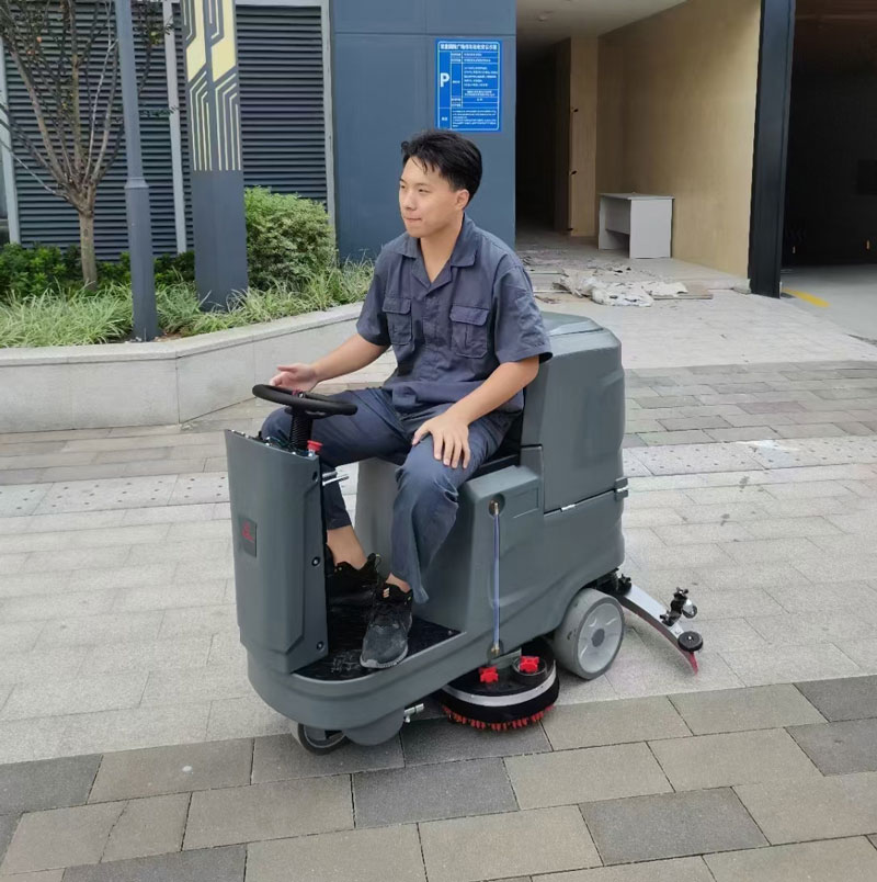 清潔體育館地板-工業(yè)洗地機 清潔體育館地板-工業(yè)洗地機