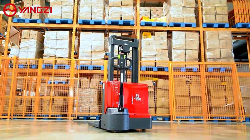 電動(dòng)叉車(chē)在倉(cāng)庫(kù)中的好處