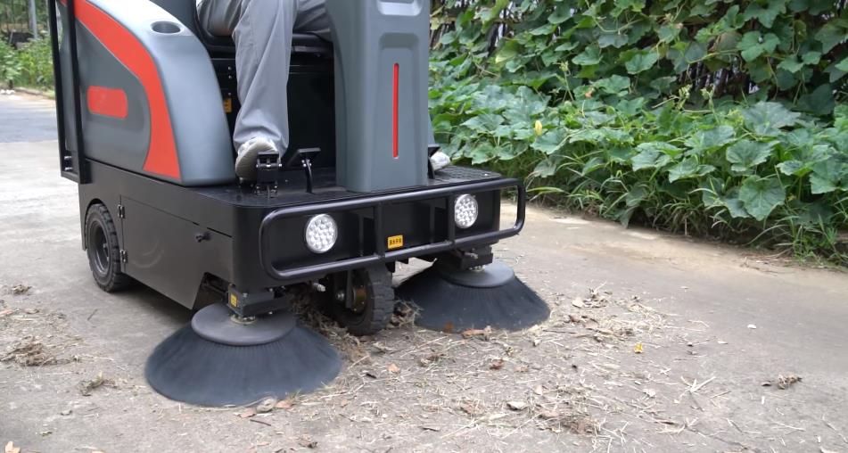 揚(yáng)子駕駛式掃地機(jī)大面積清掃省時又省力 揚(yáng)子駕駛式掃地機(jī)大面積清掃省時又省力